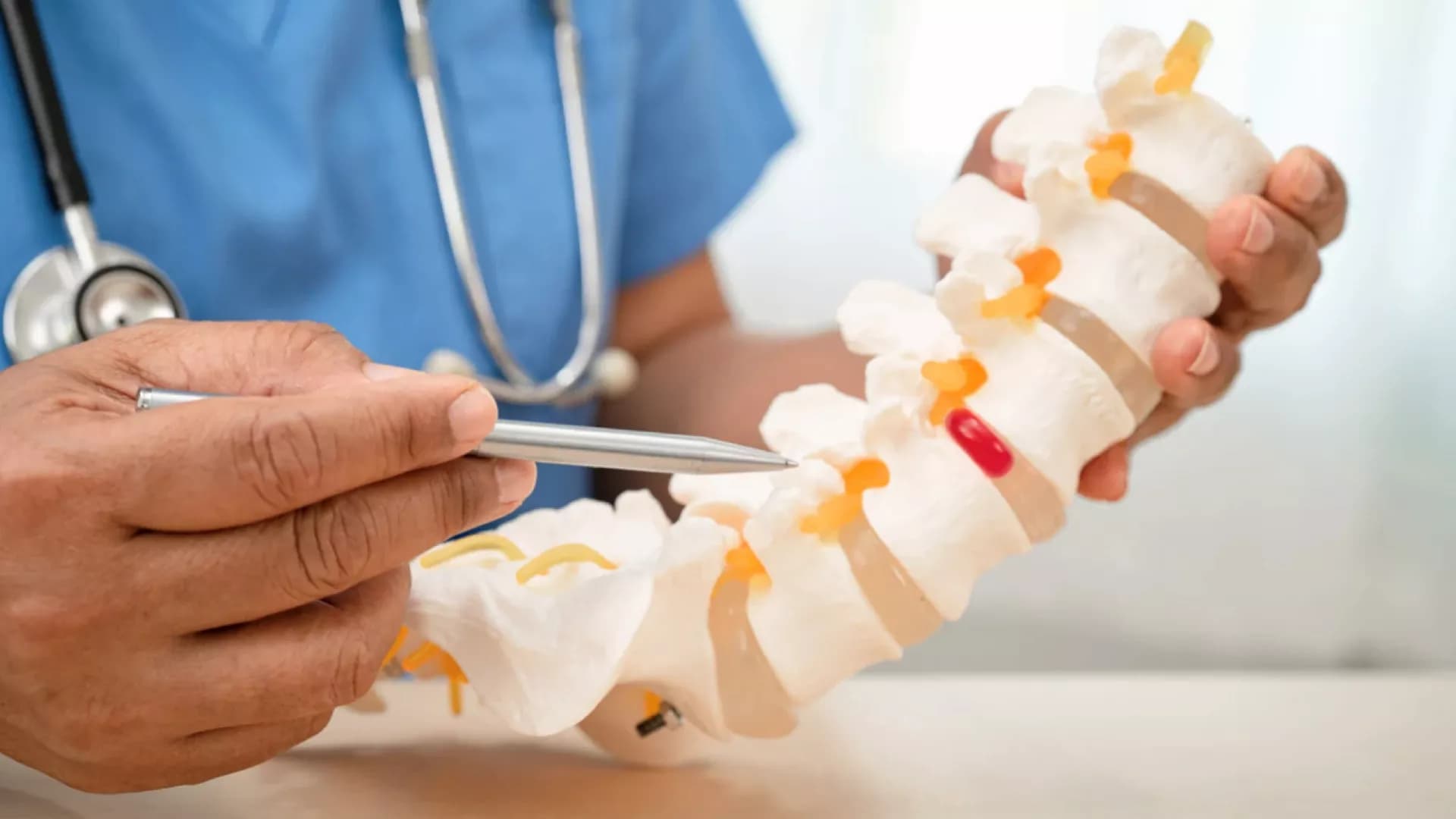 "ปวดหลังร้าวลงขา" สัญญาณอันตรายของภาวะ "หมอนรองกระดูกทับเส้นประสาทส่วนเอว" ที่ต้องระวัง