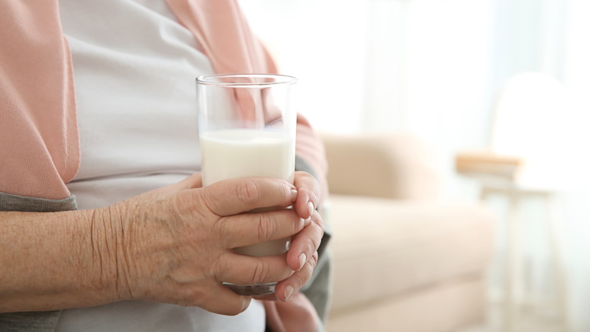 ทำไม "วัยทอง" ดื่มนมแต่ "กระดูกยังพรุน"