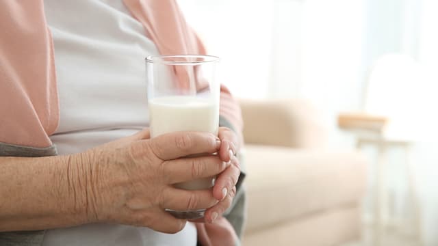 ทำไม "วัยทอง" ดื่มนมแต่ "กระดูกยังพรุน"