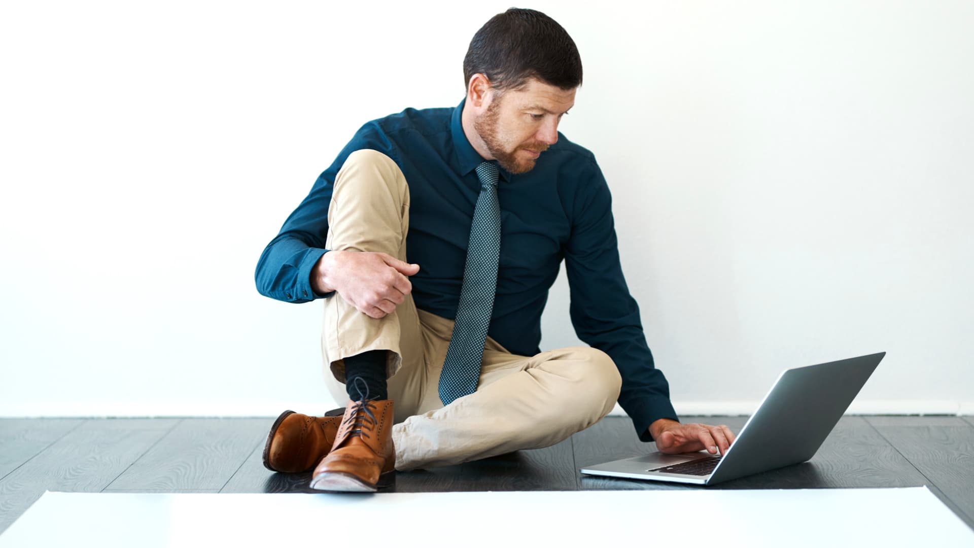 นั่งพื้นแข็งๆ นานเกินไป...สัญญาณอันตรายเตือนภัยถึง หมอนรองกระดูกสันหลัง' ที่คุณต้องระวัง