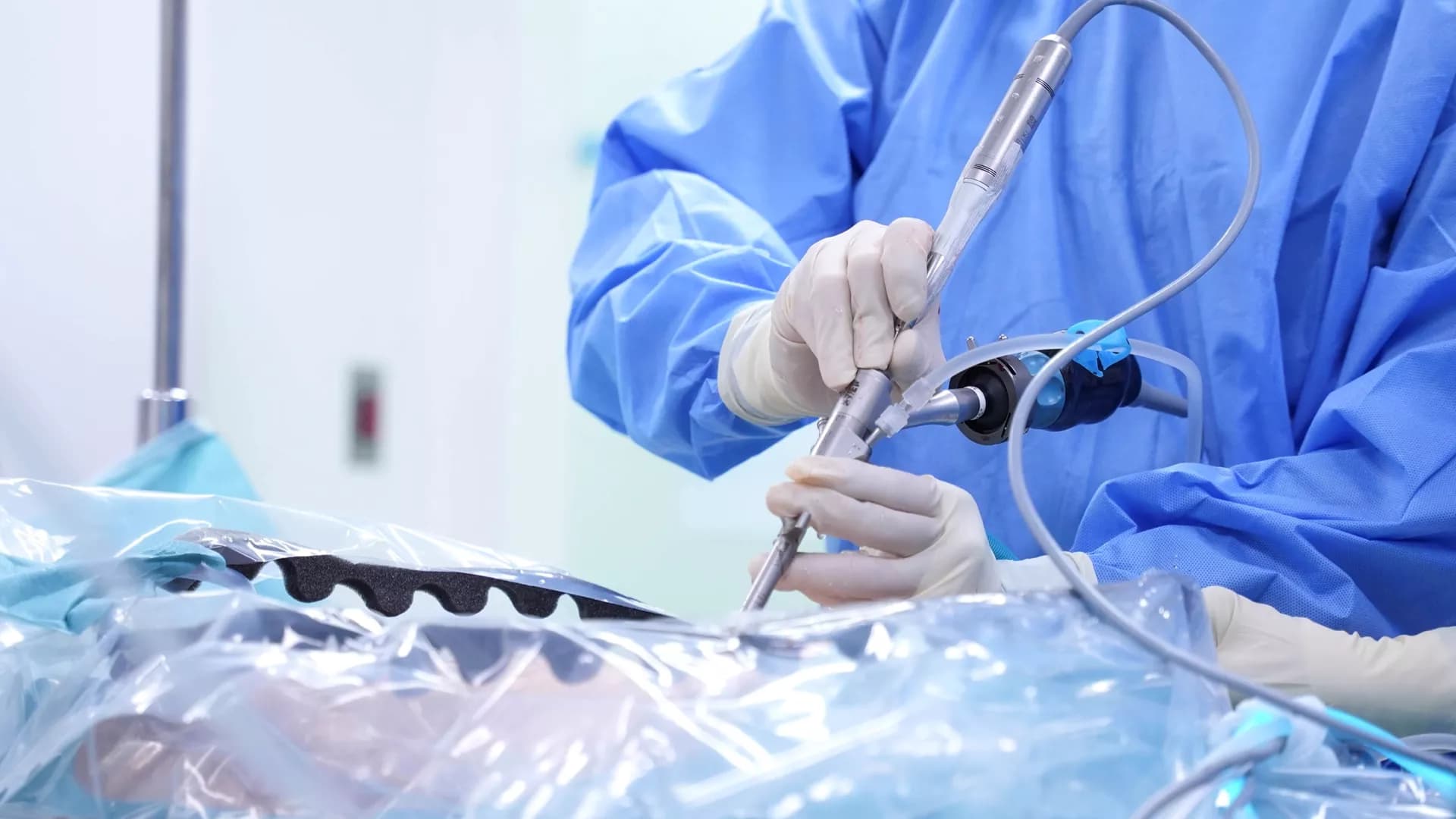 การผ่าตัดส่องกล้องกระดูกสันหลังด้วยกล้องเอ็นโดสโคป ไม่น่ากลัวอย่างที่คิด